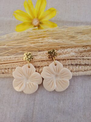 Boucles femme tendances en résine