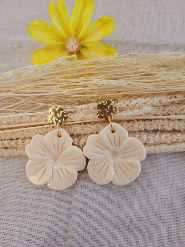 Boucles femme tendances en résine