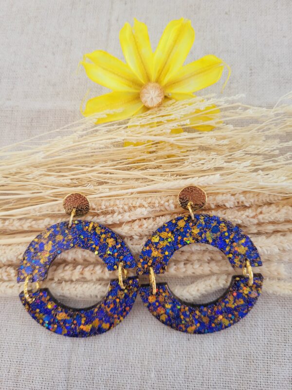 Boucles demi-cercle en résine bleu jaune