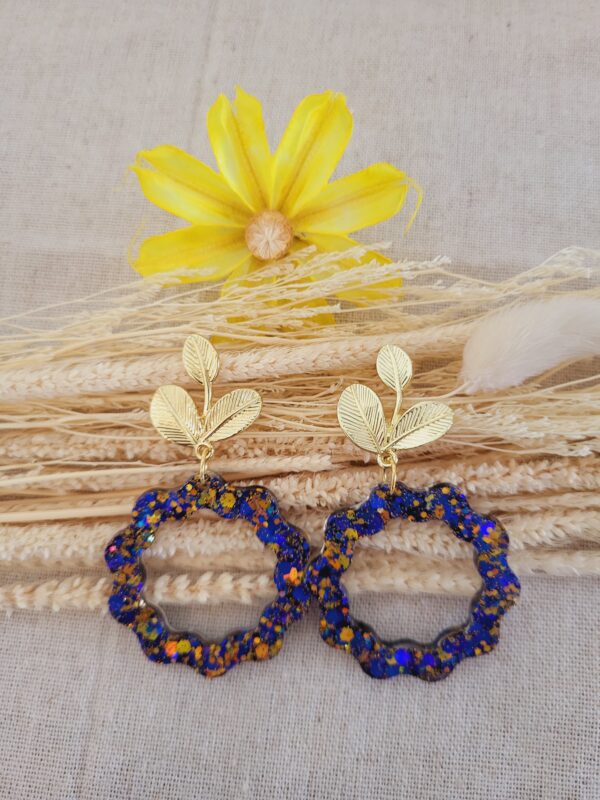 Boucles en résine paillettes bleues jaunes