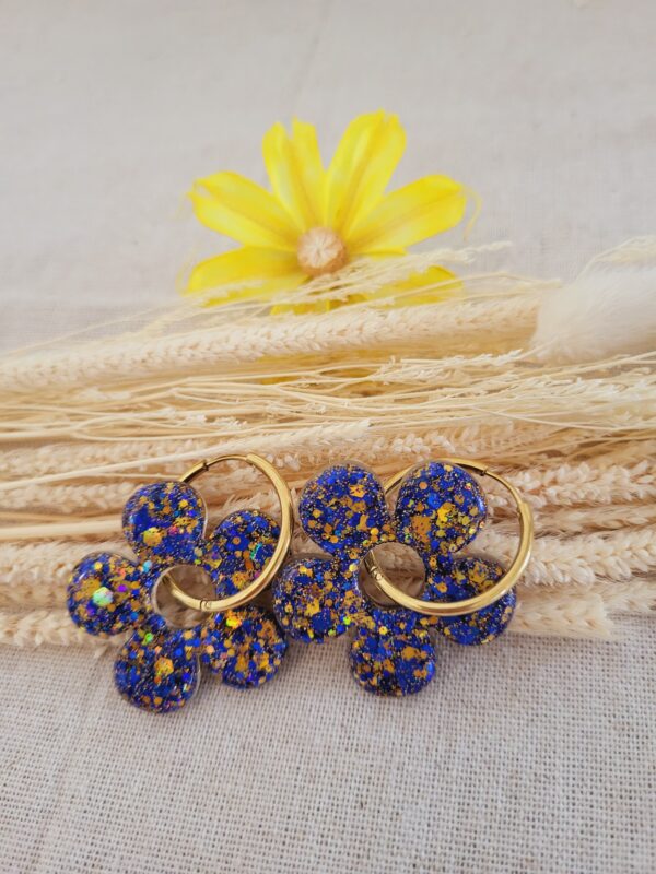 Modèle bijoux tendance forme fleur bleu et jaune