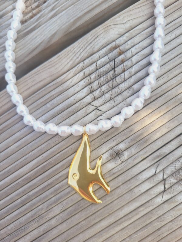 Collier en perles avec pendentif poisson