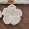 Boucles femme tendances fleur en résine