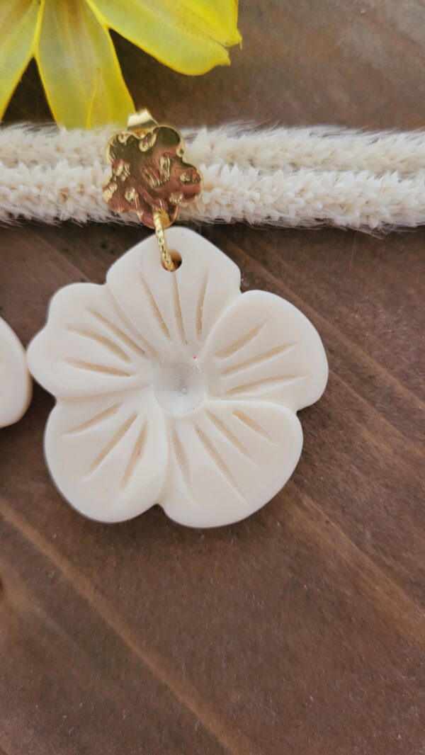 Boucles femme tendances fleur en résine